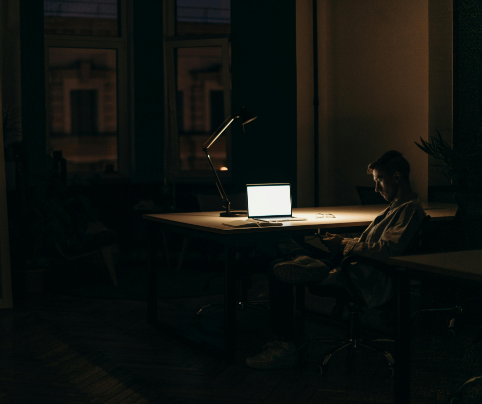 Terang atau Redup? Menata Cahaya Ideal Agar Kerja Makin Maksimal!